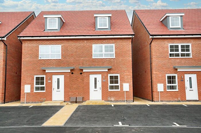 4 Bedroom Semi-Detached House To Rent In Hillcrest Road, Nuneaton, Warwickshire, CV10