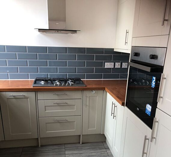 3 Bedroom Flat To Rent In Streatham High Road, London, SW16