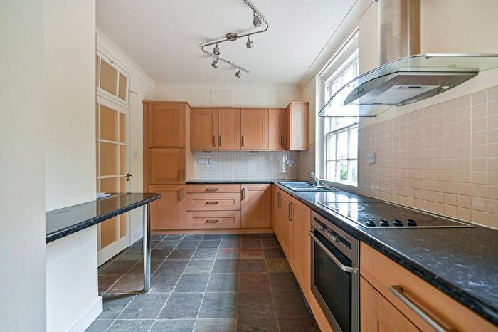 2 Bedroom Flat For Sale In Park Lawn, Farnham Royal, Slough, SL2
