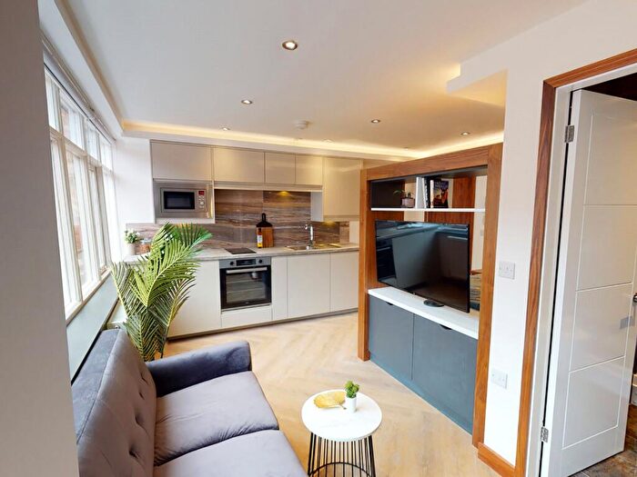 Apartment To Rent In Apt, Live Oasis Piccadilly #, M1