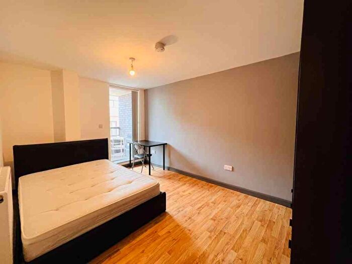 3 Bedroom Flat To Rent In Raven Row, London, E1