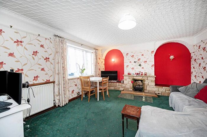 2 Bedroom Maisonette For Sale In Roman Road, Muswell Hill, London, N10