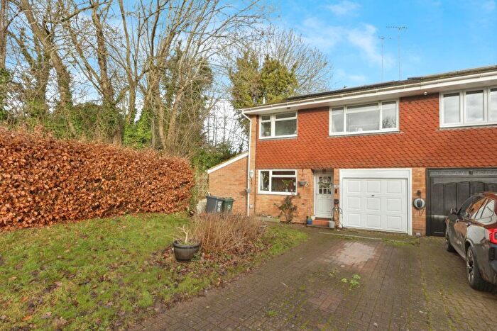 3 Bedroom Semi Detached House For Sale In Yew Tree Close, Longfield, Kent, DA3