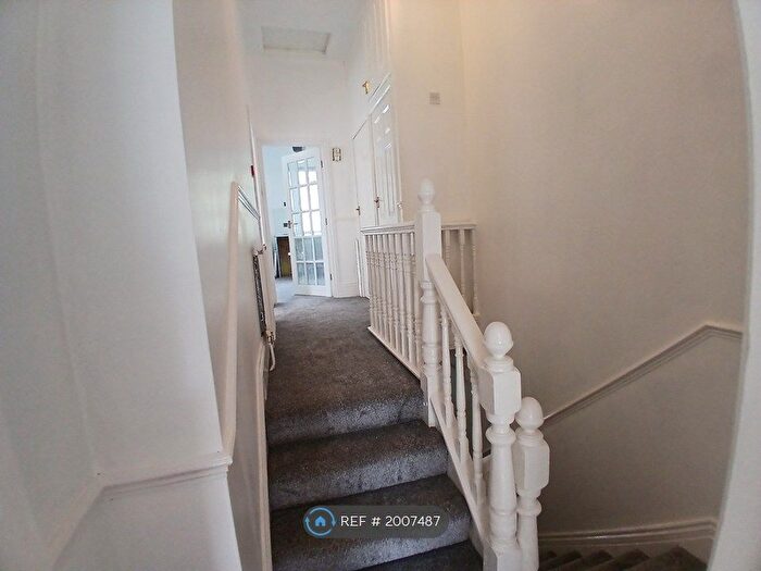 2 Bedroom Flat To Rent In Upstairs, HU3