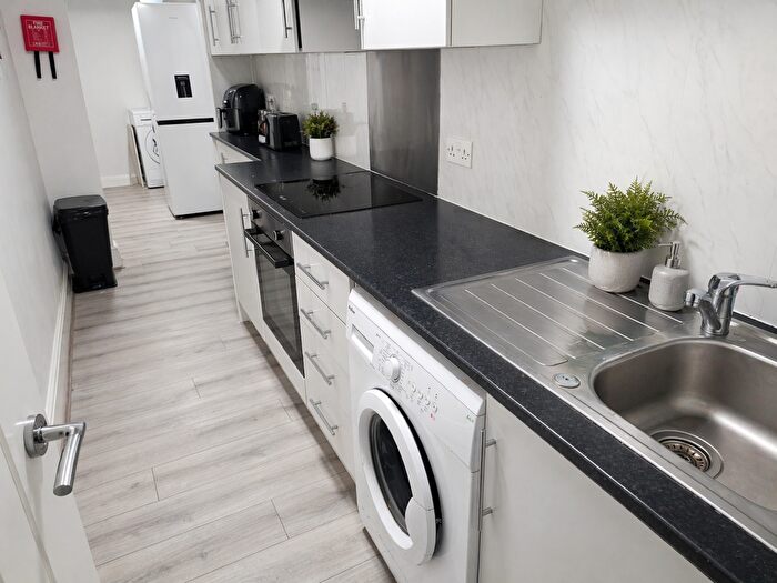 3 Bedroom Flat To Rent In Royal Park Terrace, Leeds, LS6