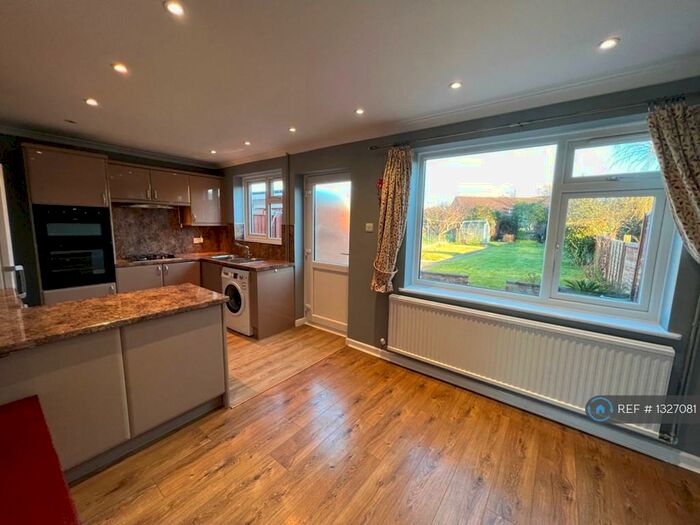 3 Bedroom Semi-Detached House To Rent In Edenham Crescent, Reading, RG1