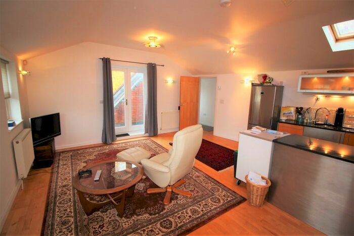 2 Bedroom Flat To Rent In Bouverie Coach House, EX2