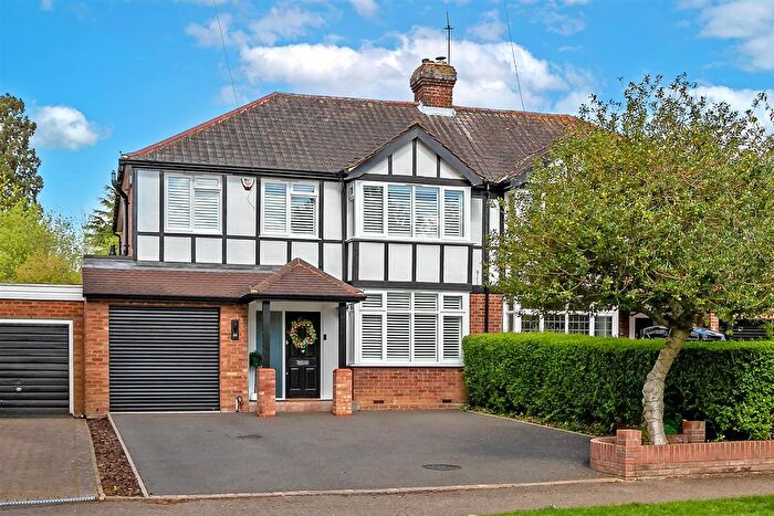 4 Bedroom Semi-Detached House For Sale In Stanley Avenue, St. Albans, AL2