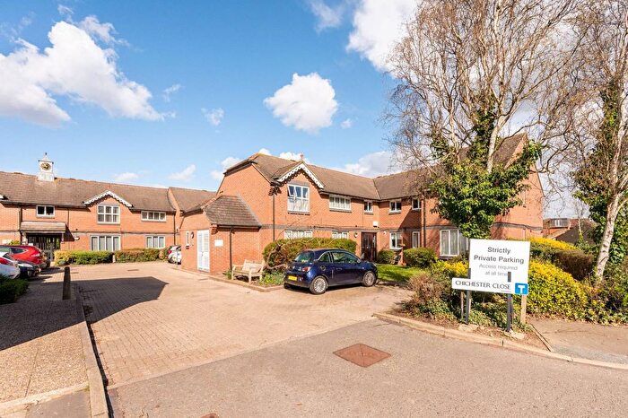 1 Bedroom Flat For Sale In Chichester Close, Hampton, TW12
