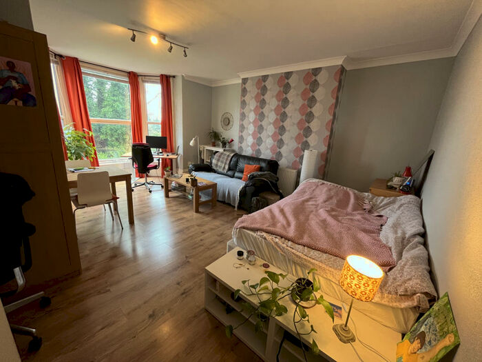 Flat To Rent In Moorland Avenue, Leeds, West Yorkshire, LS6