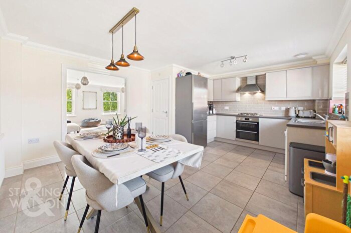 4 Bedroom End Of Terrace House For Sale In Kingfisher Mead, Wymondham, NR18