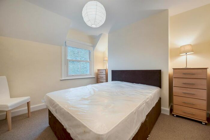 3 Bedroom Flat To Rent In Stableyard Apartments, Balham Hill, Balham, London, SW12