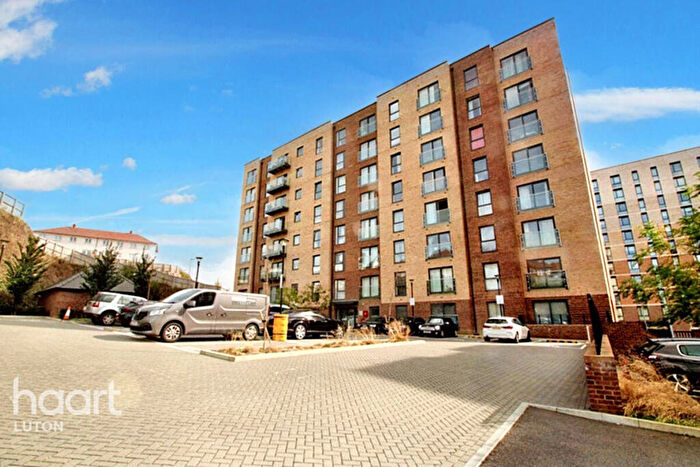 2 Bedroom Flat For Sale In Stirling Drive, Luton, LU2