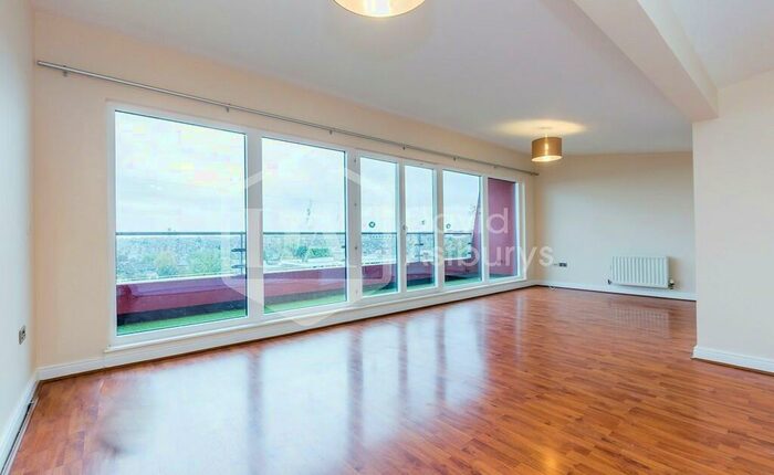 2 Bedroom Apartment To Rent In Winkfield Road, Wood Green, London, N22