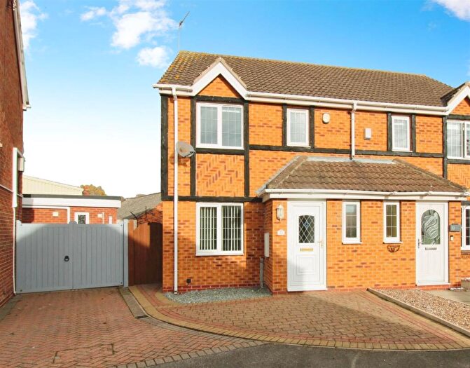 3 Bedroom Semi Detached House For Sale In Robinia Drive, Hull, HU4