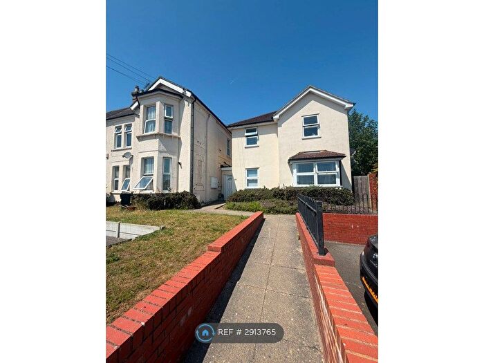 2 Bedroom Flat To Rent In Northumberland Road, Stanford-Le-Hope, SS17