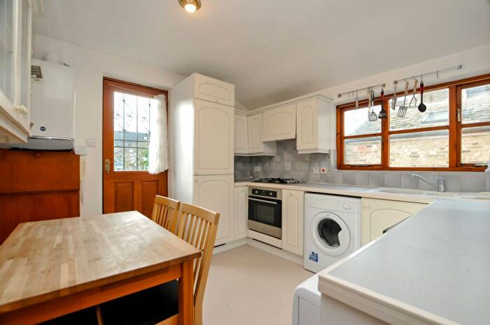 3 Bedroom Flat To Rent In Walford Road, Stoke Newington, N16