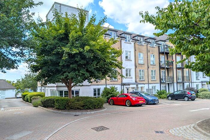 2 Bedroom Flat To Rent In Knaphill, Woking, GU21