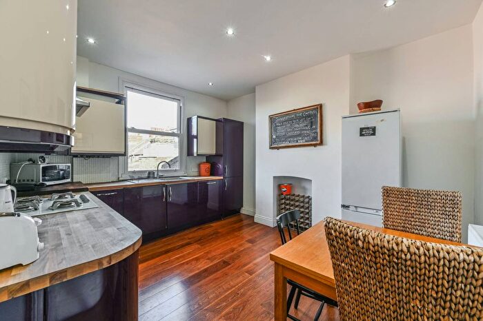 3 Bedroom Flat To Rent In Brixton Road, Oval, London, SW9