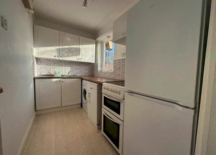 Studio To Rent In Slough, Berkshire, SL1