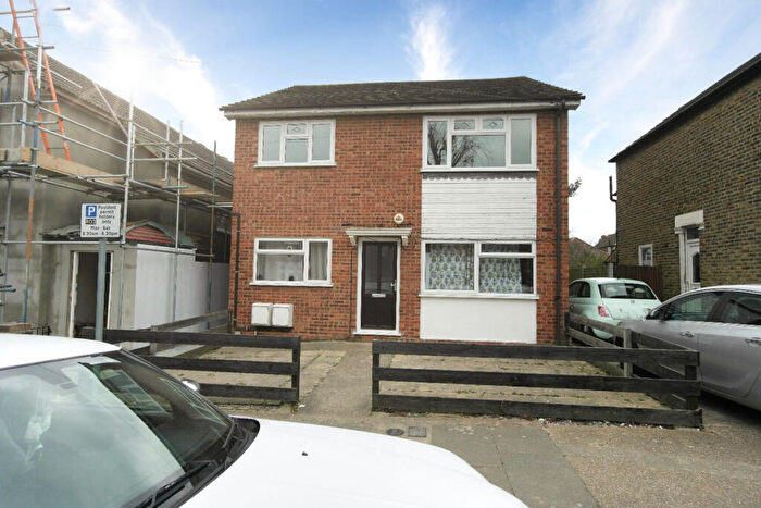 2 Bedroom Maisonette To Rent In Clifton Road, Hornchurch, RM11