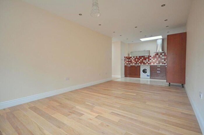 1 Bedroom Flat To Rent In Rosslyn Road, Watford, WD18