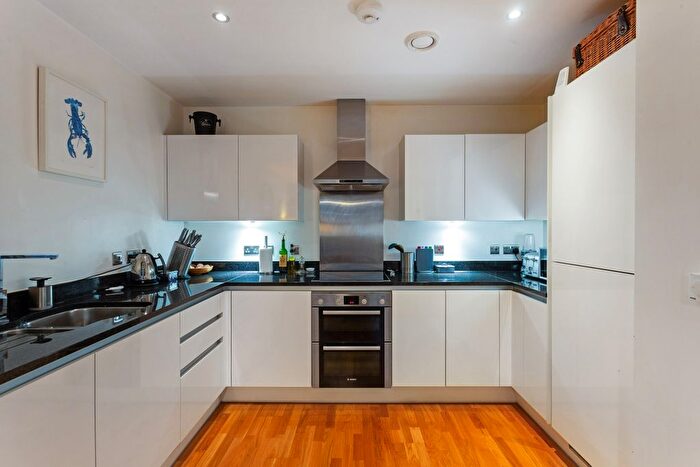 3 Bedroom Flat To Rent In Poppyfield House, Greenwich, SE10