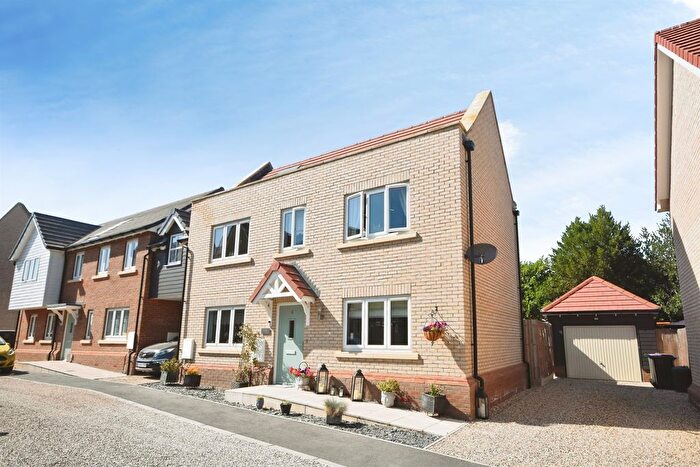 3 Bedroom Link Detached House For Sale In Mansion Garden Close, Braintree, CM7