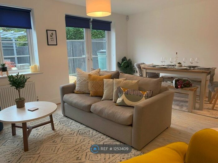 3 Bedroom Semi-Detached House To Rent In Pecketts Gate, Chichester PO19