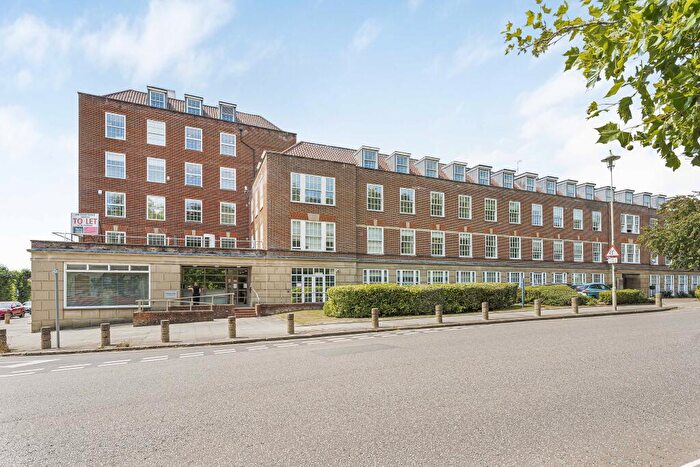 2 Bedroom Apartment For Sale In Bridge Road, Welwyn Garden City, Hertfordshire, AL8