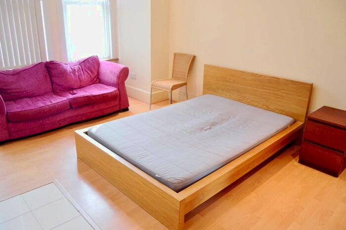 Studio To Rent In Emanuel Avenue, Acton, W3