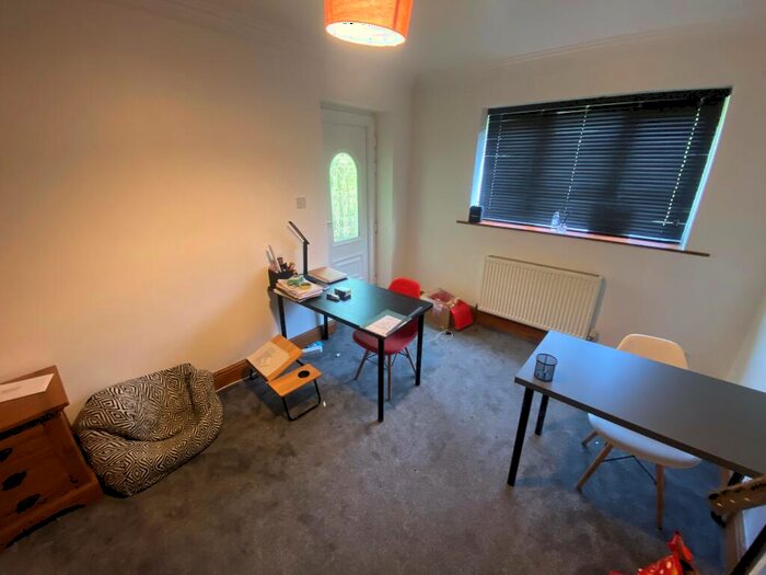 6 Bedroom House To Rent In Hollin Mount, Leeds, LS16
