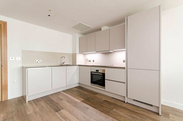 1 Bedroom Flat To Rent In Three Colts Lane, Bethnal Green, E2