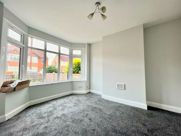 4 Bedroom Semi-Detached House To Rent In Charlbury Road, Wollaton, NG8