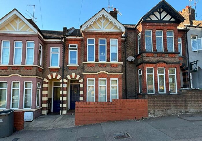 6 Bedroom Terraced House For Sale In High Town Road, Luton, Bedfordshire, LU2