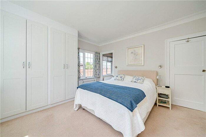 2 Bedroom Apartment For Sale In St. Helens Lane, Leeds, West Yorkshire, LS16
