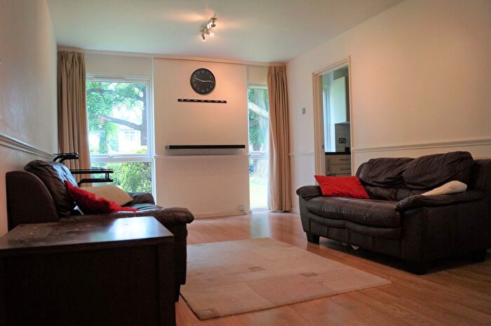2 Bedroom Flat To Rent In Lingfield Close, Bush Hill Park, EN1