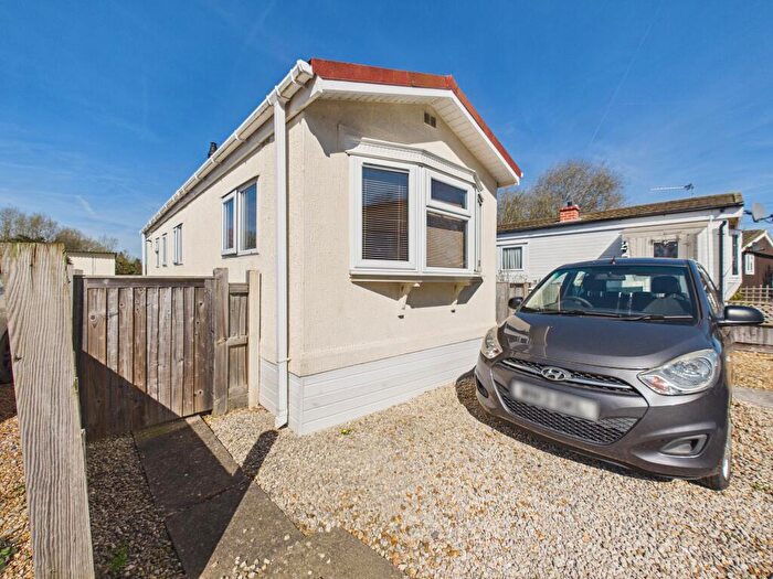 2 Bedroom Park Home For Sale In Meadow Park, Sherfield-On-Loddon, RG27