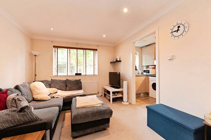 1 Bedroom Flat For Sale In Woodfield Road, Thames Ditton, Surrey, KT7