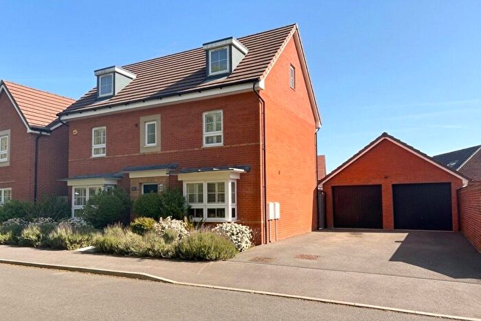 5 Bedroom Detached House For Sale In Viney Close, Hook, Hampshire, RG27