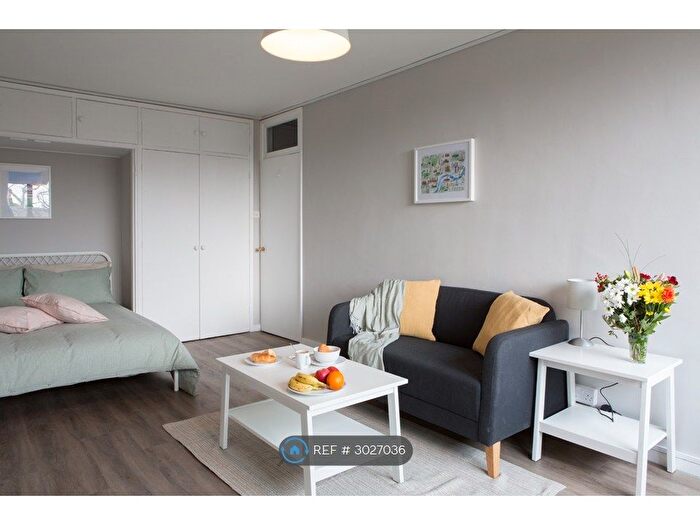 Studio To Rent In Rothesay Court, London, SE11