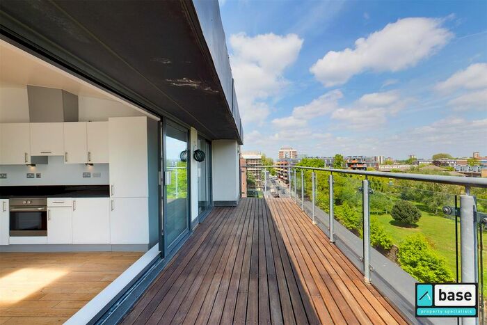 3 Bedroom Flat To Rent In Queensbridge Road, London, E2