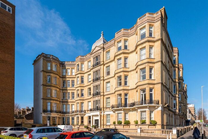 2 Bedroom Flat For Sale In Grand Avenue, Hove, BN3