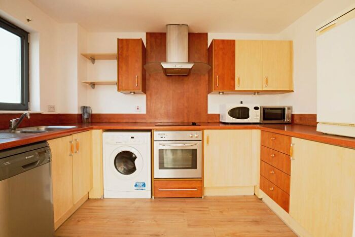 2 Bedroom Flat To Rent In Landmark Place, Ffordd Churchill, Caerdydd, CF10