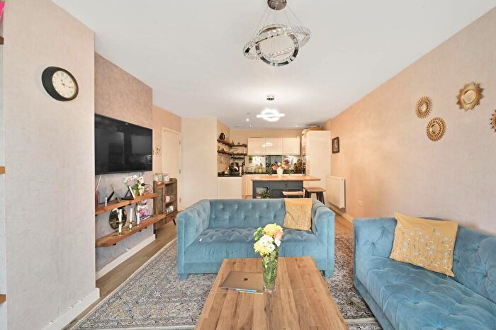 3 Bedroom Flat To Rent In Coleby House, Cricklewood, London, NW2