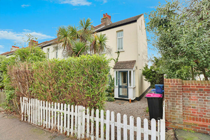 2 Bedroom End Of Terrace House To Rent In Leigh Road, Leigh-on-sea, SS9