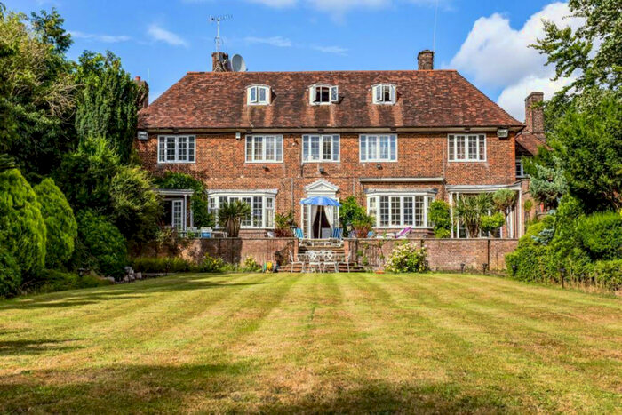 6 Bedroom Detached House For Sale In The Common, Stanmore, HA7