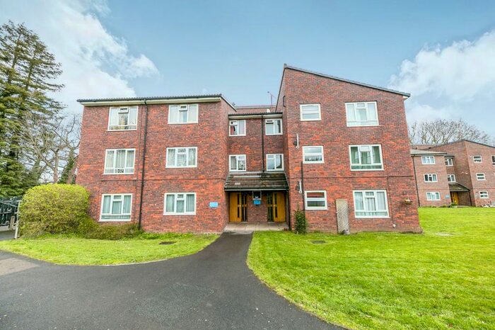 2 Bedroom Property To Rent In Elgin Gardens, Guildford, GU1