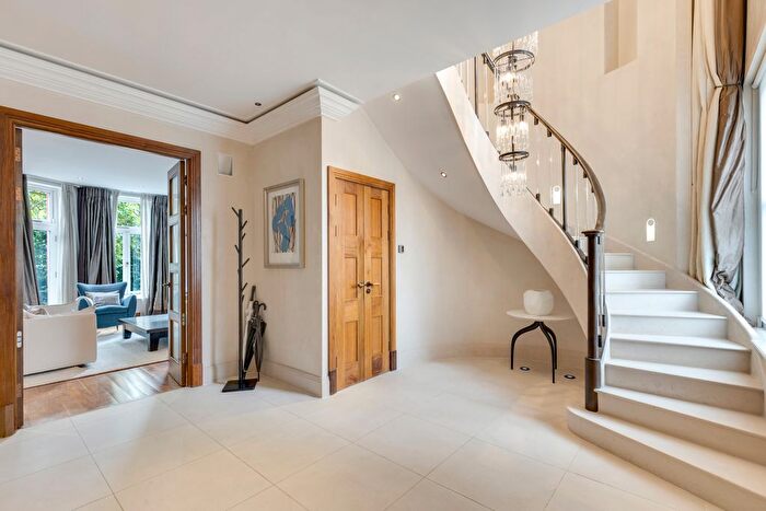 3 Bedroom Flat To Rent In London, SW1X