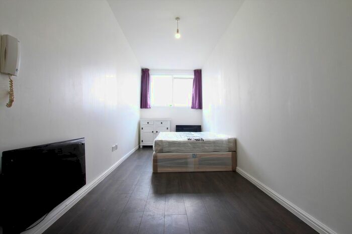 Studio To Rent In Vale Road, London, N4